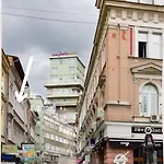 Main Street Retreat With Free Parking Апартаменты *