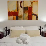 Апартаменты Main Street Retreat With Free Parking *