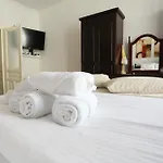 Main Street Retreat With Free Parking *