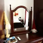Main Street Retreat With Free Parking Апартаменты *