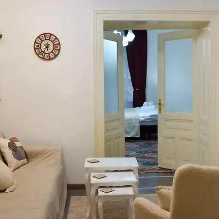 Main Street Retreat With Free Parking