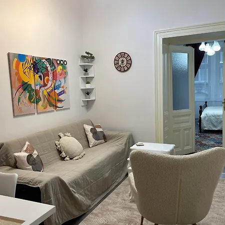 Daire Main Street Retreat With Free Parking