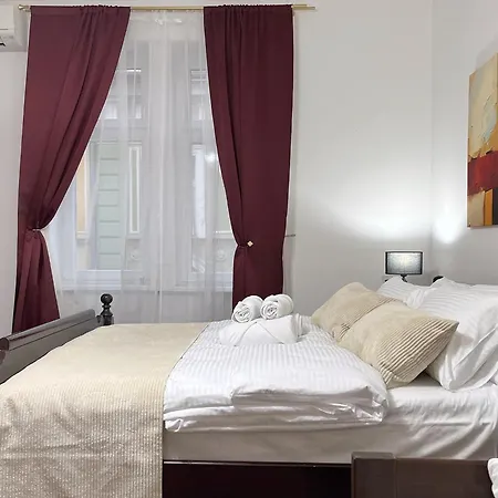 アパート Main Street Retreat With Free Parking *