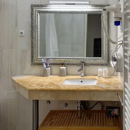 Main Street Retreat With Free Parking Daire