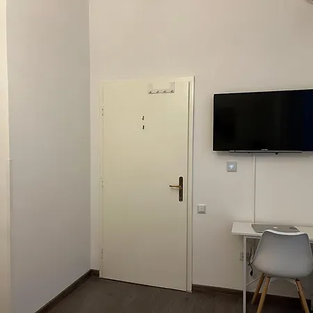 شقة Main Street Retreat With Free Parking