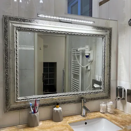 Main Street Retreat With Free Parking