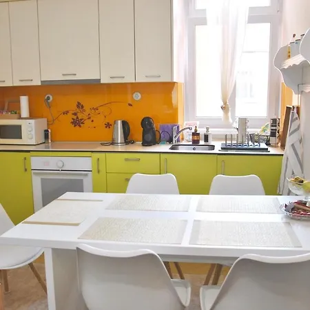 Main Street Retreat With Free Parking *