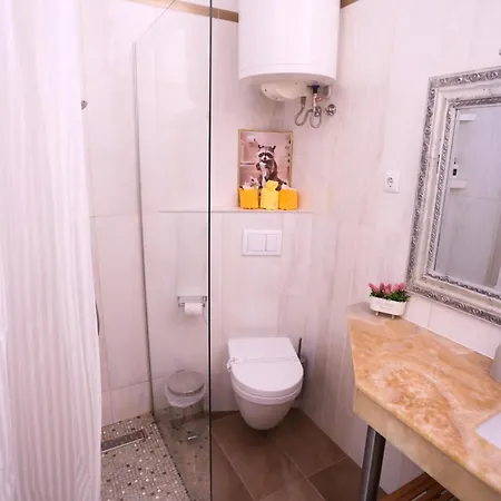 Main Street Retreat With Free Parking