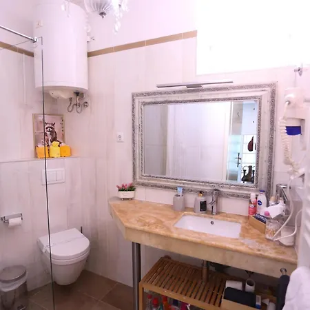 Main Street Retreat With Free Parking