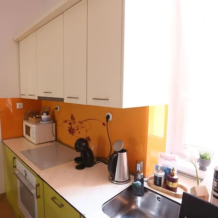 Apartment Main Street Retreat With Free Parking