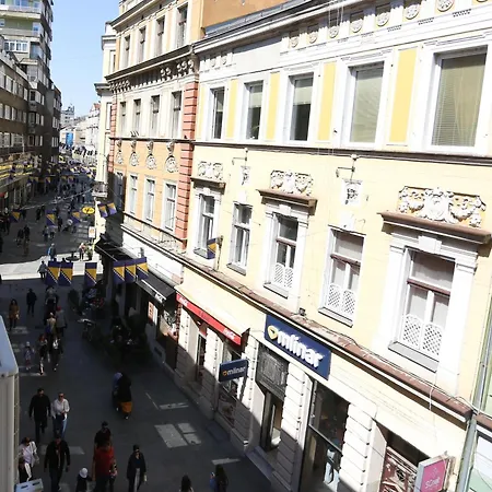 Main Street Retreat With Free Parking Lägenhet