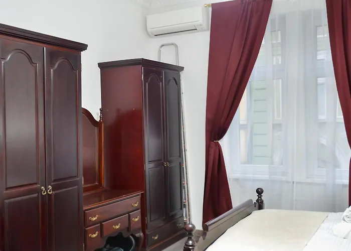 Main Street Retreat With Free Parking Lejlighed