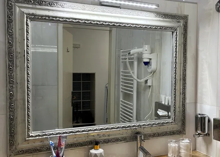 Main Street Retreat With Free Parking