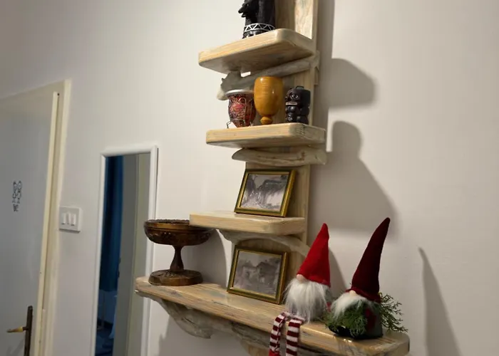 Main Street Retreat With Free Parking Apartmán