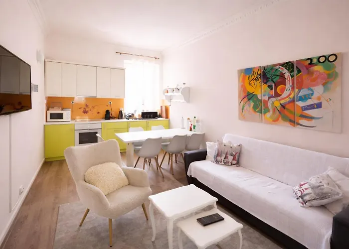 Main Street Retreat With Free Parking Apartmán