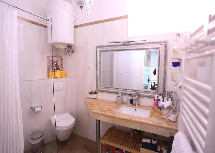 Main Street Retreat With Free Parking