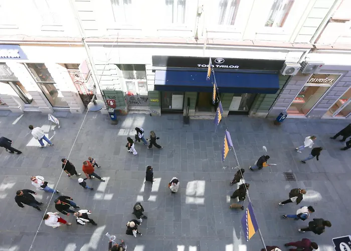 Main Street Retreat With Free Parking Lägenhet *