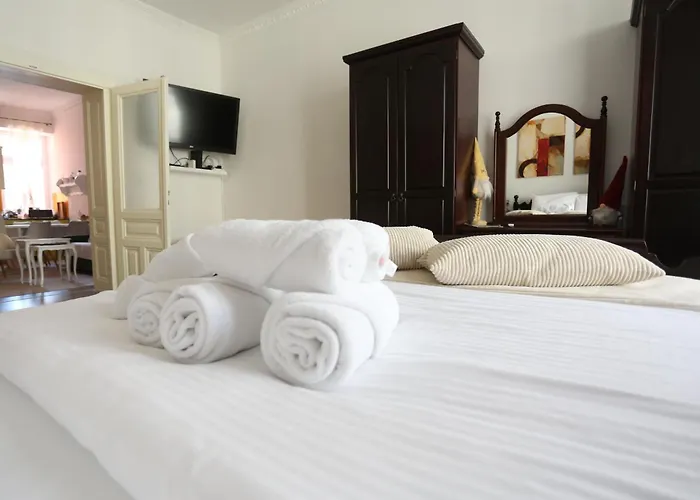 Main Street Retreat With Free Parking *